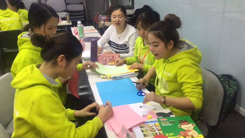 紧握梦想与信仰,灵魂在这里相遇碰撞,我们是光荣的早教老师。2017年12月7日,来自台州黄岩、云南昭通、湖北襄阳、江苏无锡、河南平顶山、江苏泰州、浙江温州等中心的精英指导师相聚北京,一同开启BBunion第100期指导师培训。 紧握梦想与信仰,灵魂在这里相遇碰撞,我们是光荣的早教老师。2017年12月7日,来自台州黄岩、云南昭通、湖北襄阳、江苏无锡、河南平顶山、江苏泰州、浙江温州等中心的精英指导师相聚北京,一同开启BBunion第100期指导师培训。